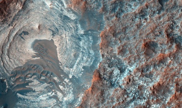 مركبة فضائية تابعة لناسا ترصد جسماً غريباً علي المريخ