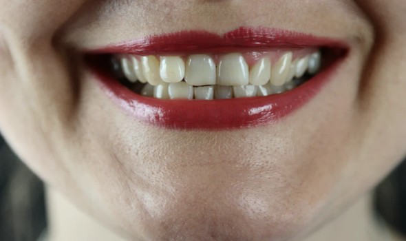 دراسة تكشف أن تصنّع الابتسام يجعلنا نشعر بالسعادة حقا