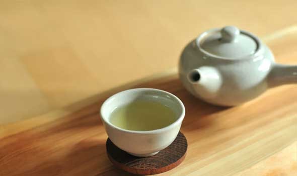 دراسة تؤكد أن الشاي الأخضر والعنب البري يحميان من الإصابة بالخرف