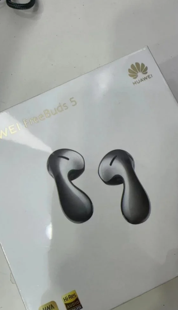 إعلان تشويقي يؤكد على تصميم القطرة المميز لسماعة Huawei FreeBuds 5