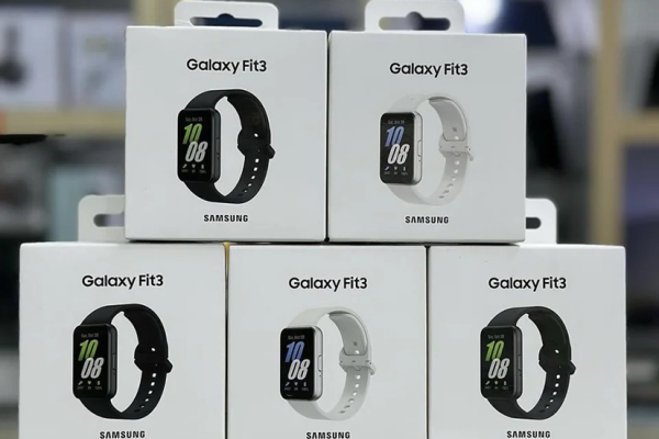 رصد سوارة Galaxy Fit3 الذكية في أحد منافذ البيع مع تفاصيل سعر هذا الإصدار