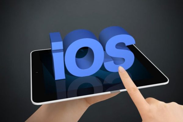 آبل تختبر أربع نماذج ذكاء اصطناعي جديدة لنظام iOS