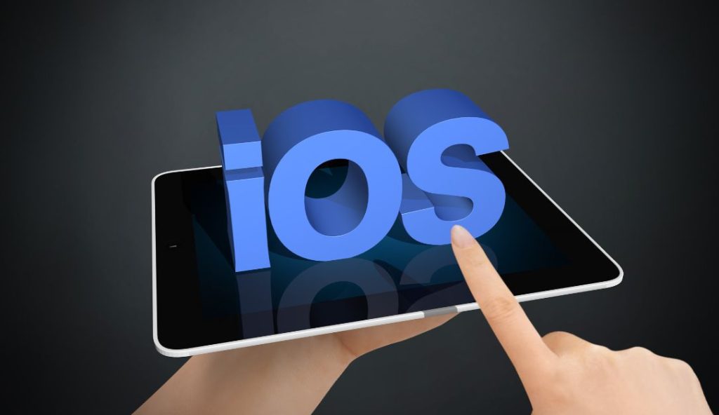 آبل تختبر أربع نماذج ذكاء اصطناعي جديدة لنظام iOS