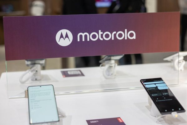 موتورولا تقدم مقطع تشويقي لهاتفها الرائد التالي Moto X50 Ultra