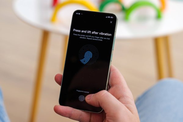 هواتف Xiaomi 15 و OnePlus 13 ستحتوي على مستشعر بصمة بالموجات فوق الصوتية ضمن الشاشة